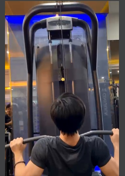 Kéo xô trước với tay rộng trên ghế tập đa năng
